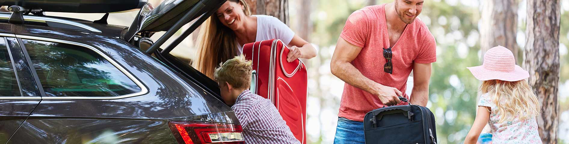 Familie im Urlaub mit dem Auto