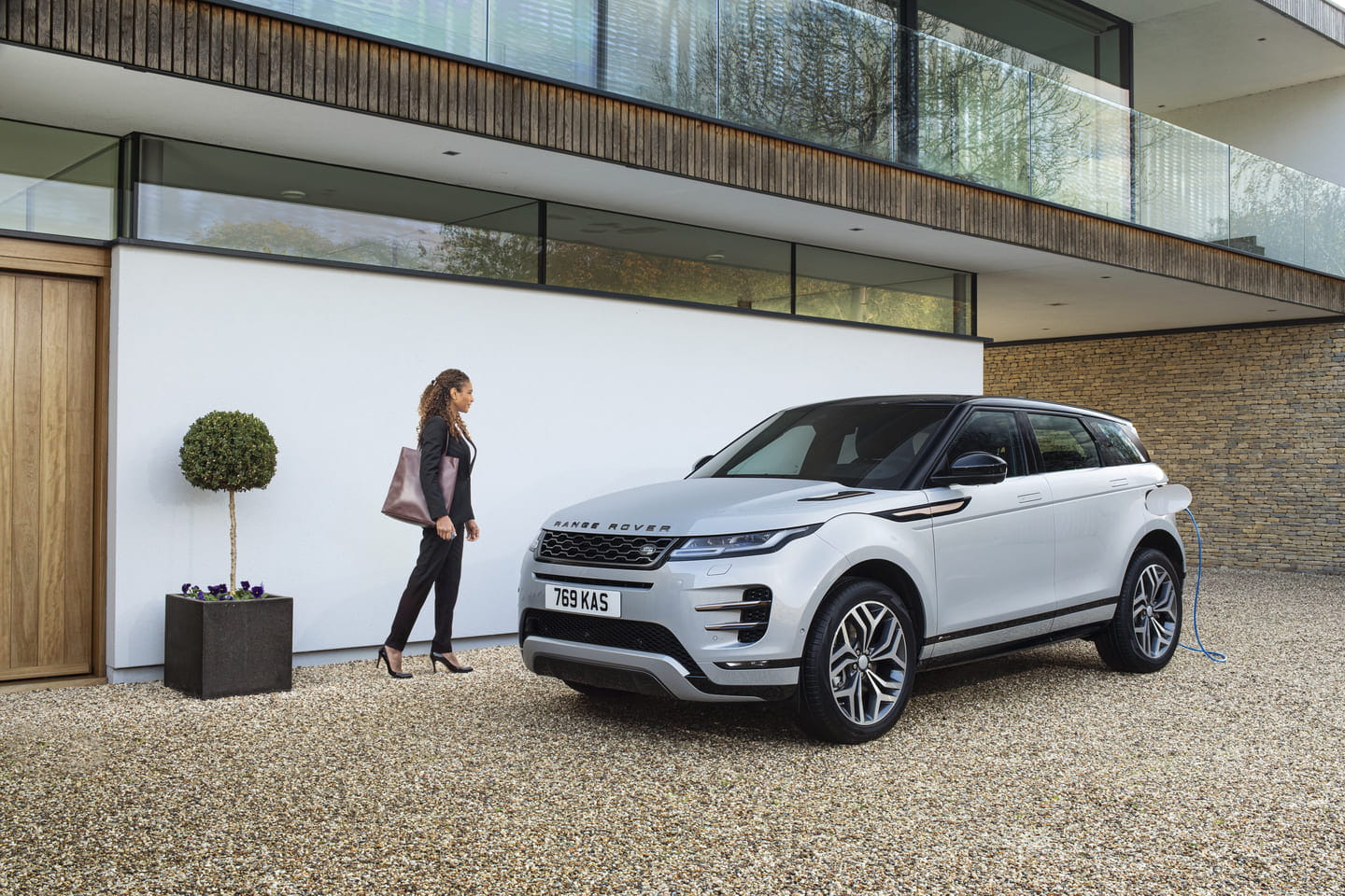 Range Rover Evoque P300e 2023 review | LeasePlan België