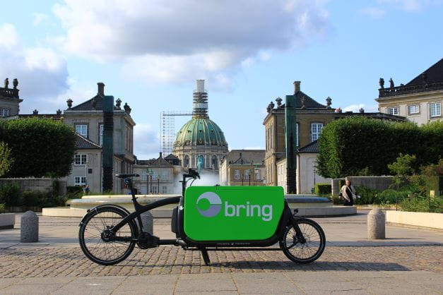 Budcykel foran amalienborg 1