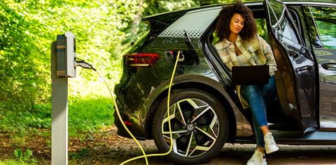 Why choose an electric car? Website header large-NL_21_18